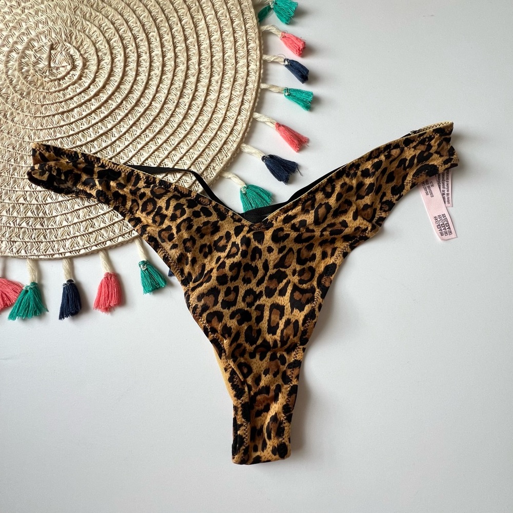 Victoria's Secret Smooth Strappy-Back High-Leg Thong Panty Leopard Medium NEW